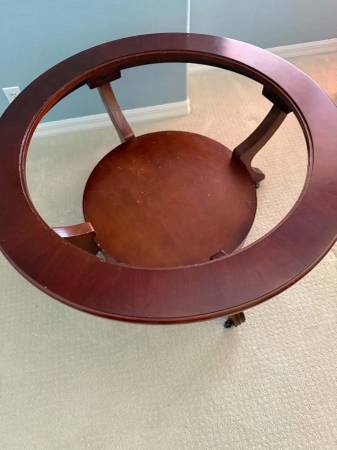 Coffee table round with casters 1
