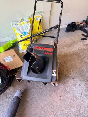FREE Snowblower - MTD 21in - Does NOT Start (project/parts) 1