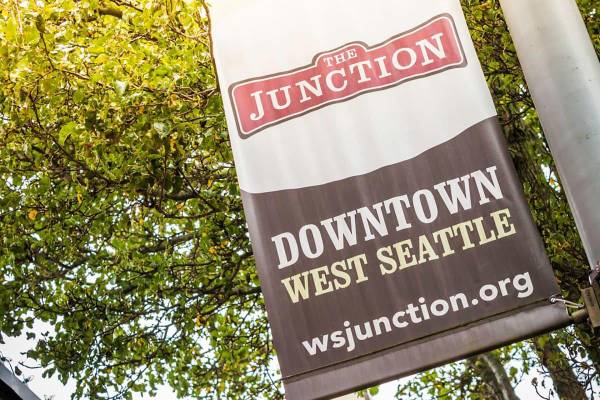 $2,141 / 1br - 579ft2 - Rooftop Lounge with Firepit, Pet Friendly, Large Wooden Barn Doors (West Seattle)63874306846339124