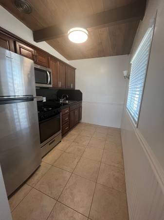 $1,915 / 375ft2 - STUDIO STEPS TO MISSION BAY IN CROWN POINT! $1,915/month! (3976 Morrell Street #8)63663769092099124