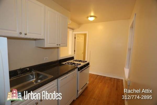 $1,850 / 1br - 700ft2 - $300 OFF MONTH 1! Amazing 1 Bed w/Deck and Parking Available! Nov. 1st (Lakeview)63898733416451122
