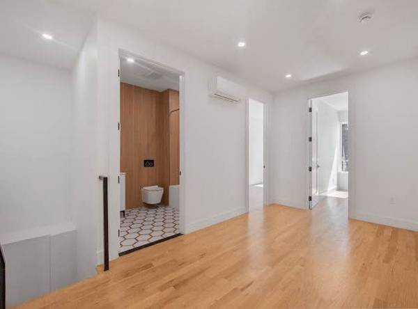 $5,700 / 2br - 💥Beautiful spacious Duplex! 2 Bed, 1.5 Bath !! 💥 (Williamsburg)63788551887747121