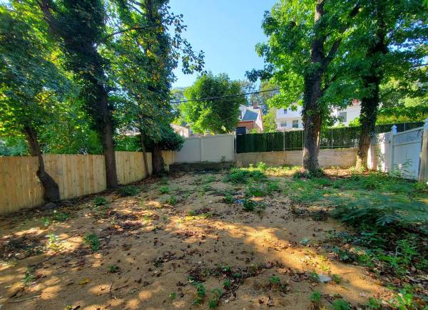 $1,149,000 / 4br - Casa unifamiliar de ladrillo independiente completamente renovada (cerca de Grand Central Pkwy)63870971306113124