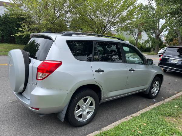 2007 Toyota RAV4 AWD, pocos kilómetros, 82K millas originales - $5.500 (QUEENS)63437716398209121