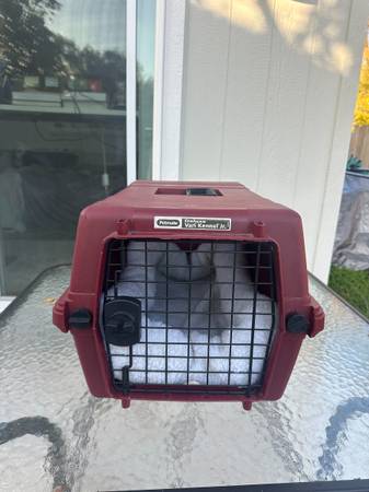 Pet Carrier, Dog / Cat -- Deluxe Vari Kennel Jr. 1