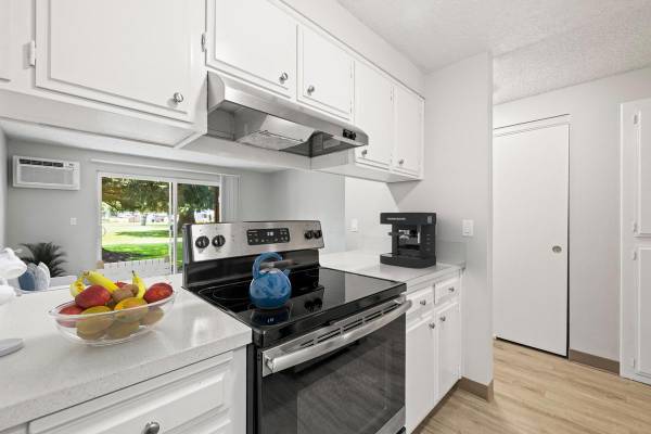 $1,550 / 3br - 950ft2 - Maintenance-Free 1-3 BR Homes with Billiards & Fitness Center (4 Corners)63660461133187124