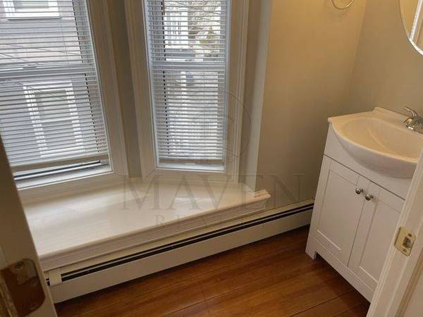 $1,300 / 5br - 4 Rooms available w/ Private Bath, quick walk to Tufts & Davis Square (Somerville / Tufts / Medford / Davis)63828337404801122