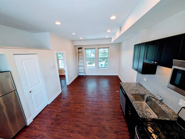 $1,400 / 1br - 1bed/1bath near Highway, storefront, SUNNY and SMALL unit (Mayfair)63960013472131124