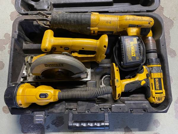 Dewalt sawsall, circular saw, light, screwdriver , battery and charger 1