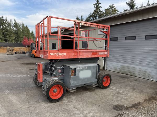 2016 Skyjack SJ6832RT 4x4 32FT Rough Terrain Scissor Lift - Dual Fuel 1