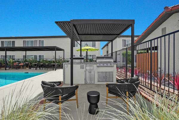 $2,065 / 1br - 625ft2 - Friendly Staff, On-Site Management, Updated Kitchen (501-525 N 4th St, Montebello, CA)63912984732546121