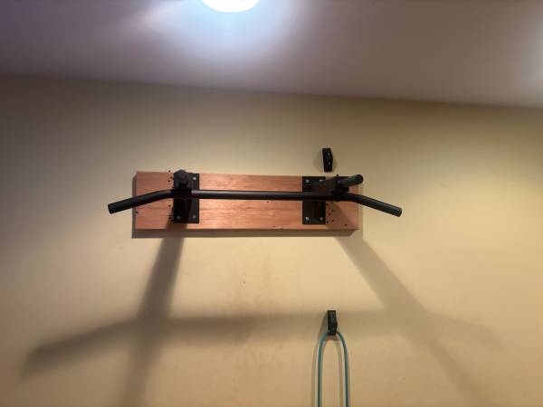 Wall-Mounted Pull Up Chin Up Bar 1