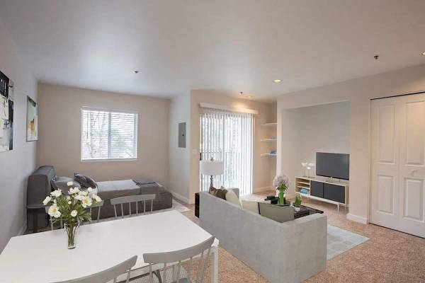 $1,805 / 2br - 932ft2 - Extra Storage, Electronic Thermostat, Covered Parking (12200 SE McLoughlin Blvd, Milwaukie, OR)63820738929539121
