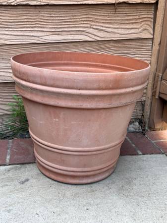 Large Plastic Plant pot 1