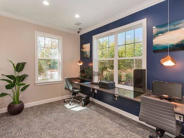 $1,834 / 2br - 1109ft2 - Sala de estar para residentes, todos los electrodomésticos GE con clasificación Energy Star, spa de masajes (Norte de Colorado Springs)63686815205121122