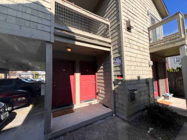 Spacious 2BD Upstairs Apt in Triplex Close to Campus -1895 Ferry Alley 1