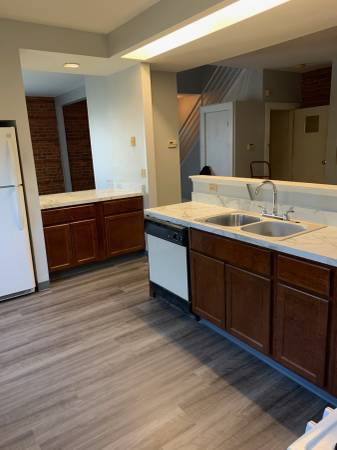 $1,350 / 2br - 2200ft2 - 2,200 sf 3 story 2 bedroom 1.5 bath near downtown (St. Clair Superior)63860363349123124