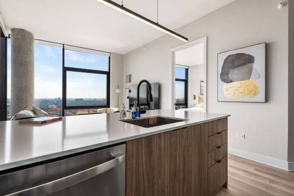 $3,340 / 2br - West Loop 2 bedroom 2 bathroom Apartment with Skyline Views (West Loop)64041642180481124