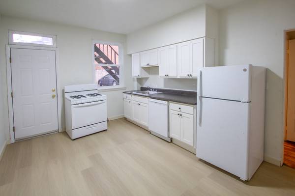 $1,000 / 1br - 673ft2 - Hardwood Floors, Parking, Laundry, A/C, Avail Nov 1st (Regent Square - Frick Park - 201 Center)64013532355457121