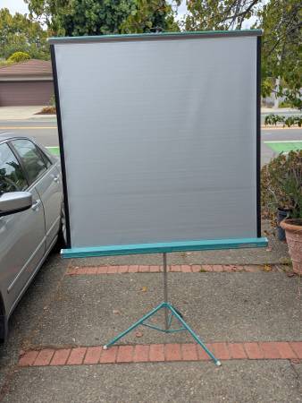 VTG  50"X50" Projector Screen Tripod...green ...all works SILVER LITE 1