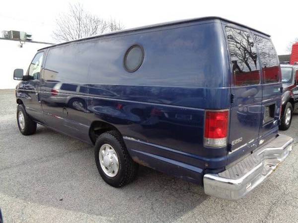 Furgoneta Ford E-250 Work Van 2005, certificada CarPiqued™️ 3.0, ¡gran rendimiento! - $3.950 (Valley Stream)63470617484033124