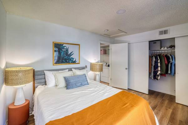 $1,455 / 1br - 718ft2 - Ventiladores de techo, amplio espacio de armarios, techos abovedados (1771 South Quebec Way, Denver, CO)63973354789379120