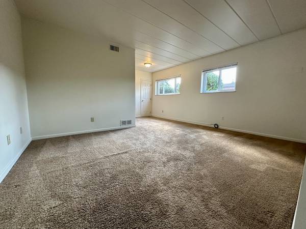 $1,050 / 2br - Desirable 2 BR Apartment In Heart of Plum! Only Pay Electric! CALL NOW (Oakmont / Penn Hills / Milltown / Plum)64013204275458121