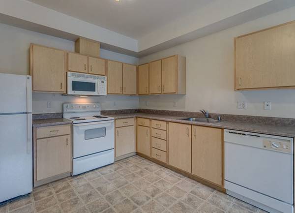 $1,925 / 2br - Microondas, Personal Profesional en el Lugar, Salón (149 South 140th Street, Burien, WA)63659517012995120