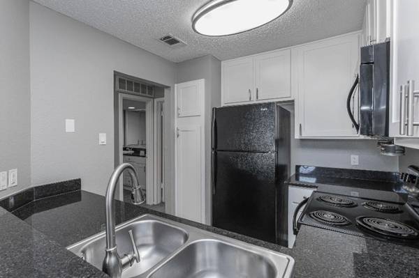 $1,280 / 2br - 925ft2 - Tennis Court, Air Conditioner, Garden with Outdoor Kitchen (9707 Walnut Hl Ln, Dallas, TX)63796578094979123