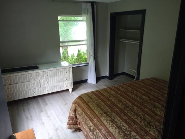 $700 / 8br - PRIVATE ROOM IN LARGE FACILITY (Ozark)63754857165953124