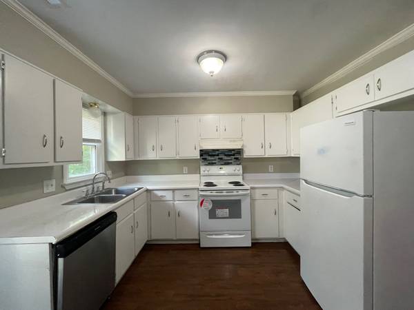 $950 / 2br - 1056ft2 - Sharp 2 Bedroom Townhome on Beech Street (209 Beech St APT 22)63861960340353122