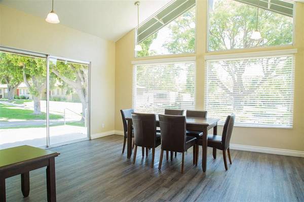 $2,381 / 2br - 885ft2 - Over 8 acres of lush grounds & green courtyards, Maintenance on-site (Ventura)63800428185729120
