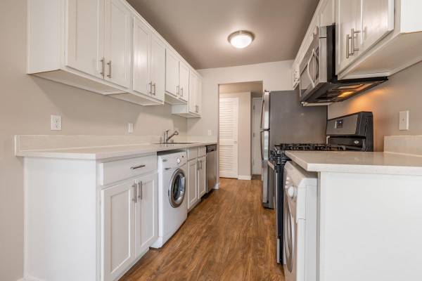 $2,308 / 2br - 950ft2 - Islas de Cocina Grandes, Pesas Libres, Vidrio de Doble Panel (NE 8th Street)63688443591553121
