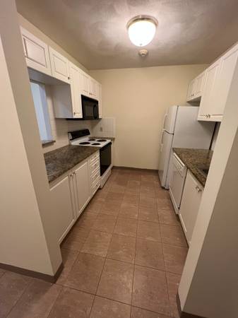 $2,650 / 1br - 673ft2 - DAVIS SQUARE/NO FEE/1 BED/GARAGE PARKING AND HEAT INC./NOW! PETS OK! (Davis Square)63614179231873122