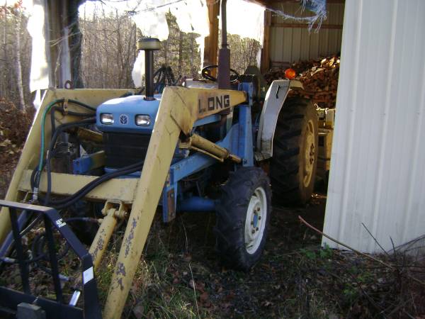 2120 Ford 4x4 tractor with loader 1