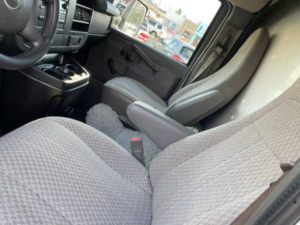 2017 Chevrolet 350 box truck - $10,500 (New York)63654719261697124