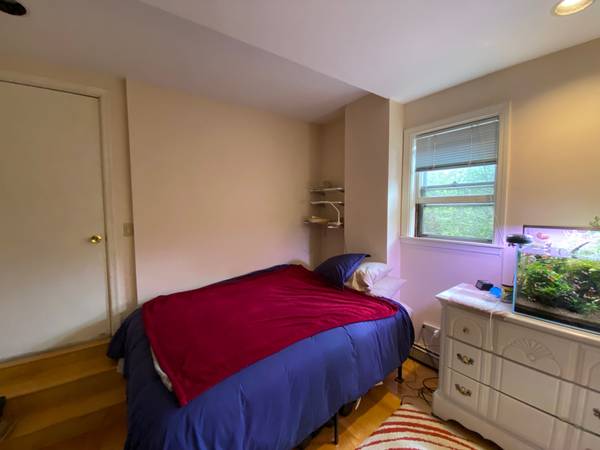 $1,100 / 3br - 1 de noviembre, casa tranquila busca tercer compañero de piso (Jamaica Plain)63655319489667124