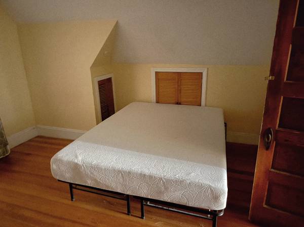 $1,075 Bright Big Room near Shops and T to Boston/Longwood, Incl Utility/WiFi (Newton Highlands)63810013049475123