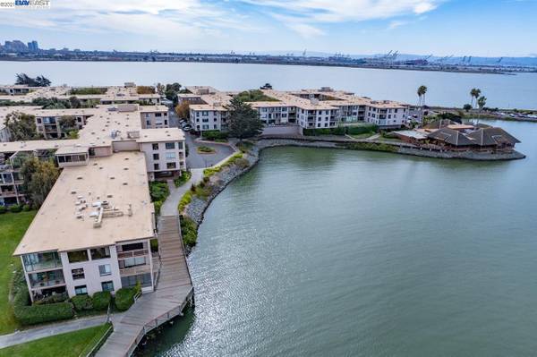 $413,000 / 1br - WATERGATE: Large Corner One Bedroom; secluded and private. (emeryville)63888990239875121