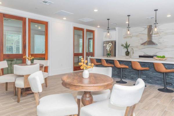$1,450 / 1br - 761ft2 - Rare Opportunity! Modern 1-1 BR w/ Gym & Shimmering Pool (East Downtown)63906678171139120