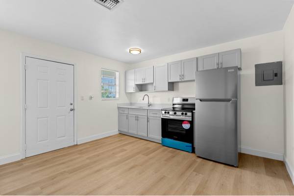 $2500.00 / 3br - 1325ft2 - RENTA EN CUTLER BAY! Mudate solo con 2 Meses! Con gran espacio para pa64049276108545122