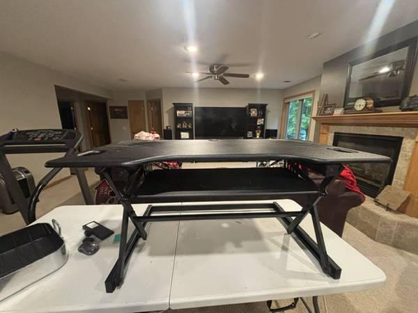 Adjustable height desktop 1