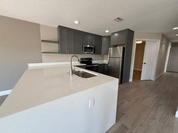 🌴 Resort Living 🌊 2/2 + Garage 🚗 8 Weeks FREE RENT 💙 1