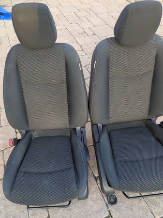 2013 Nissan Leaf front seats 1