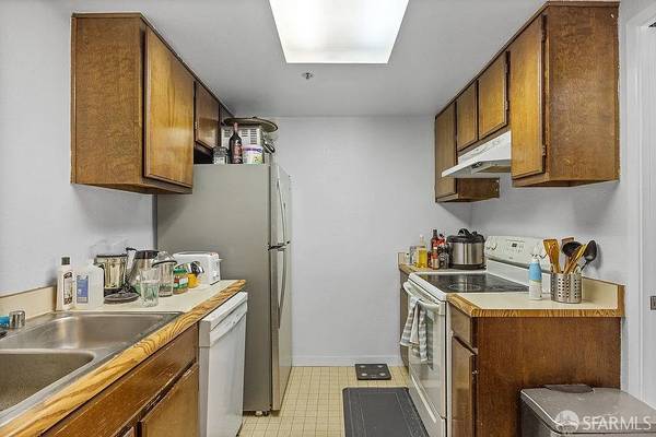 $775 / 602ft2 - Top-floor! Studio Apartment Single Family (San Francisco)64030489283203121