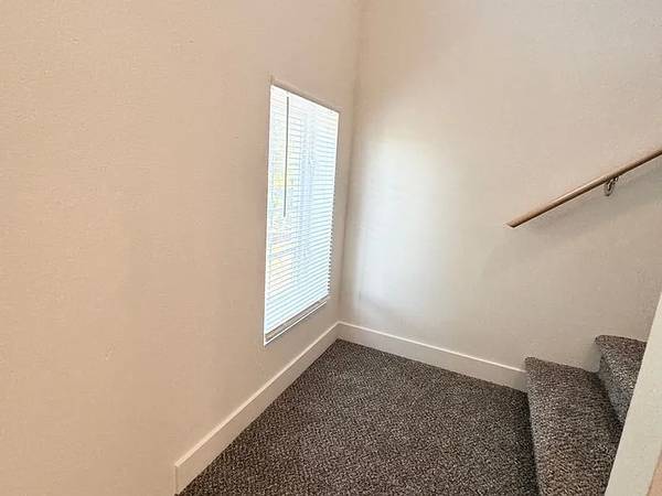 $1,052 / 2br - 1200ft2 - !!~~Seattle 2BR Apartment – Off-Street Parking, Pets OK~~!! (9419 6th Ave SW, Seattle, WA)63688607876227121