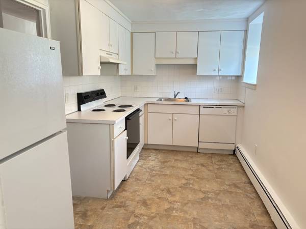 $2,750 / 2br - ☀️NO LAST - NO SEC - NO FEE || NEWTON CORNER 2 BED || HEAT/HW/PRKG ☀️ (NEWTON)63996405950338121