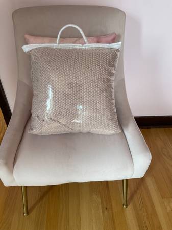 Pink bubble textured knitted full size blanket with end tassels. 1