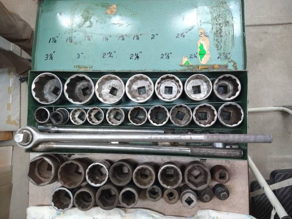 Lot: 1" drive socket set plus extras 1