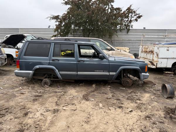 2001 Jeep Cherokee 4.0L 4X2 Automatic Transmission For parts only!! 1